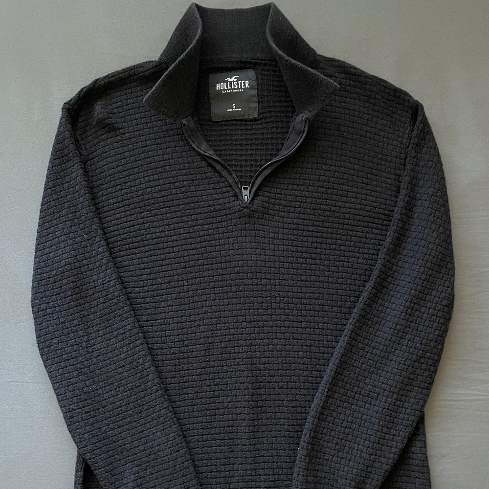 Hollister Men’s Relaxed Quarter Zip-Up - Mock Neck Sweater - Men’s Size S - Colo